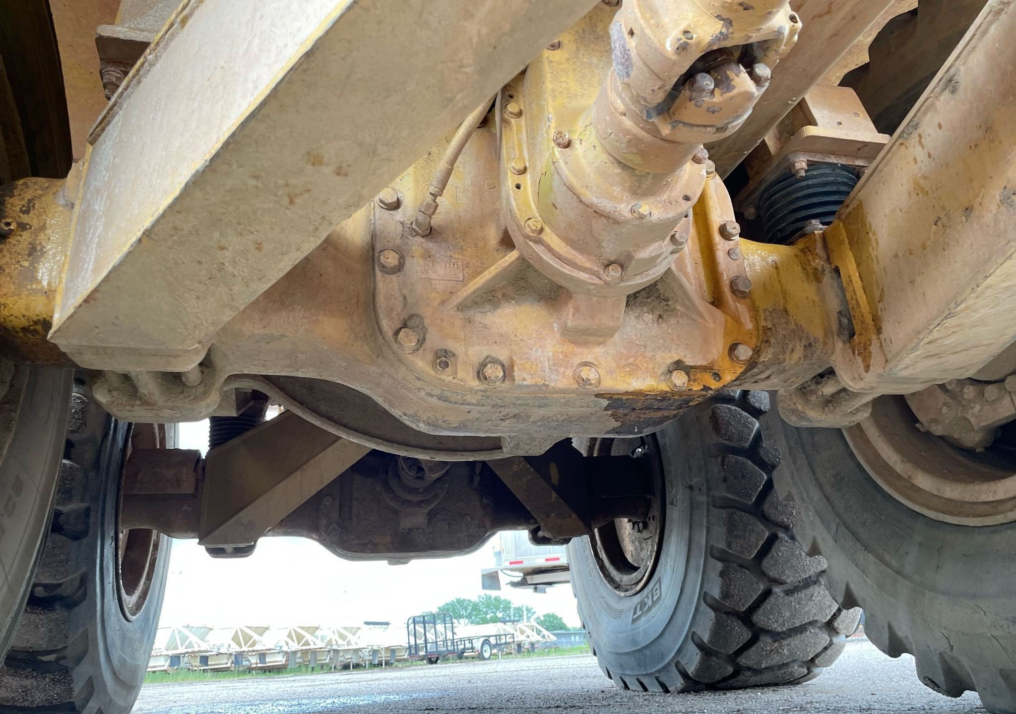 gallery 2000 Caterpillar D300E Series II water wagon