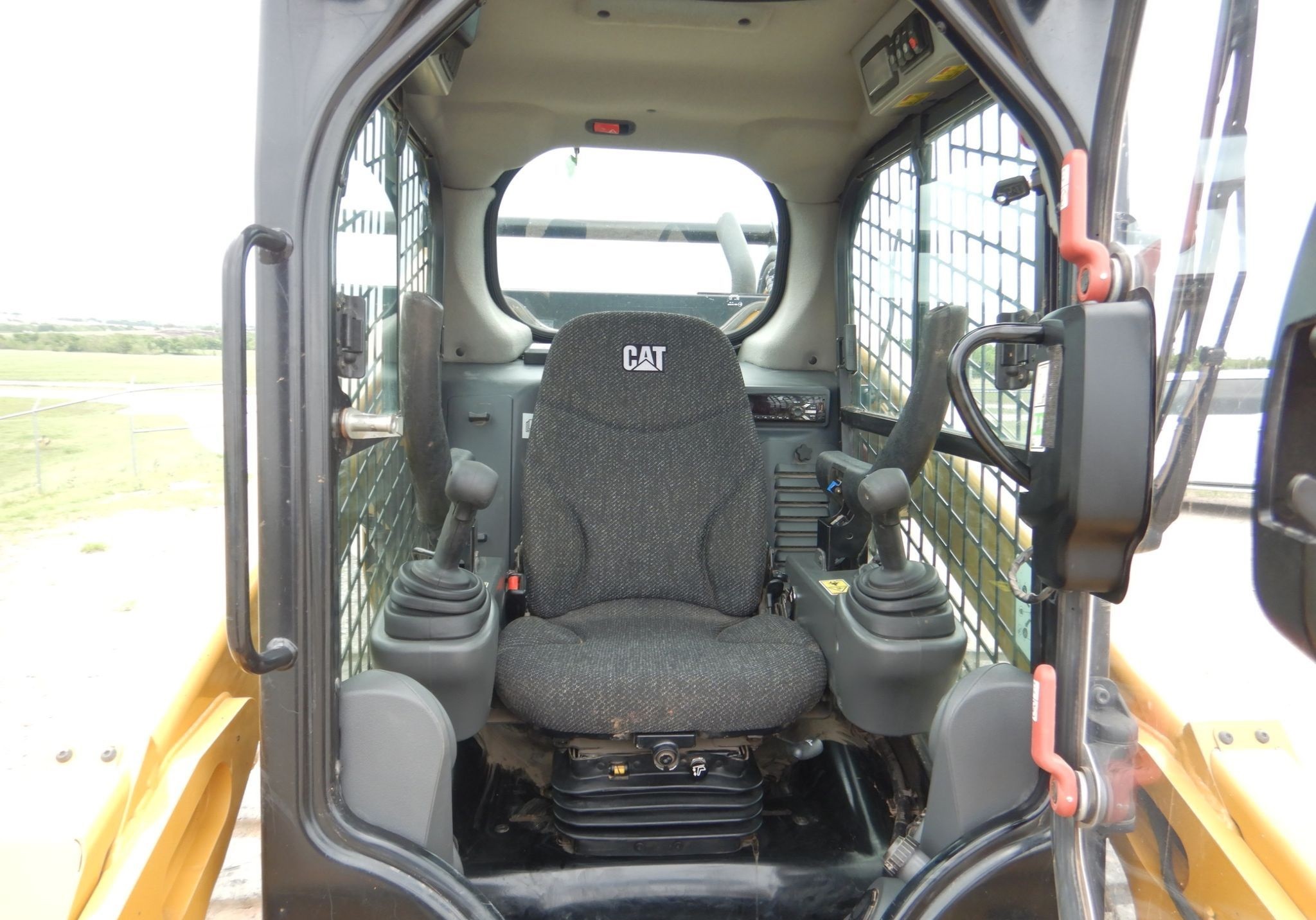 gallery 2018 Caterpillar 299D2 skid steer