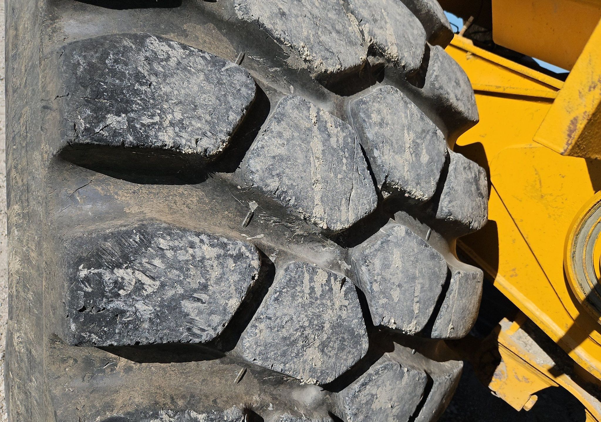 gallery 2000 John Deere 400C haul truck