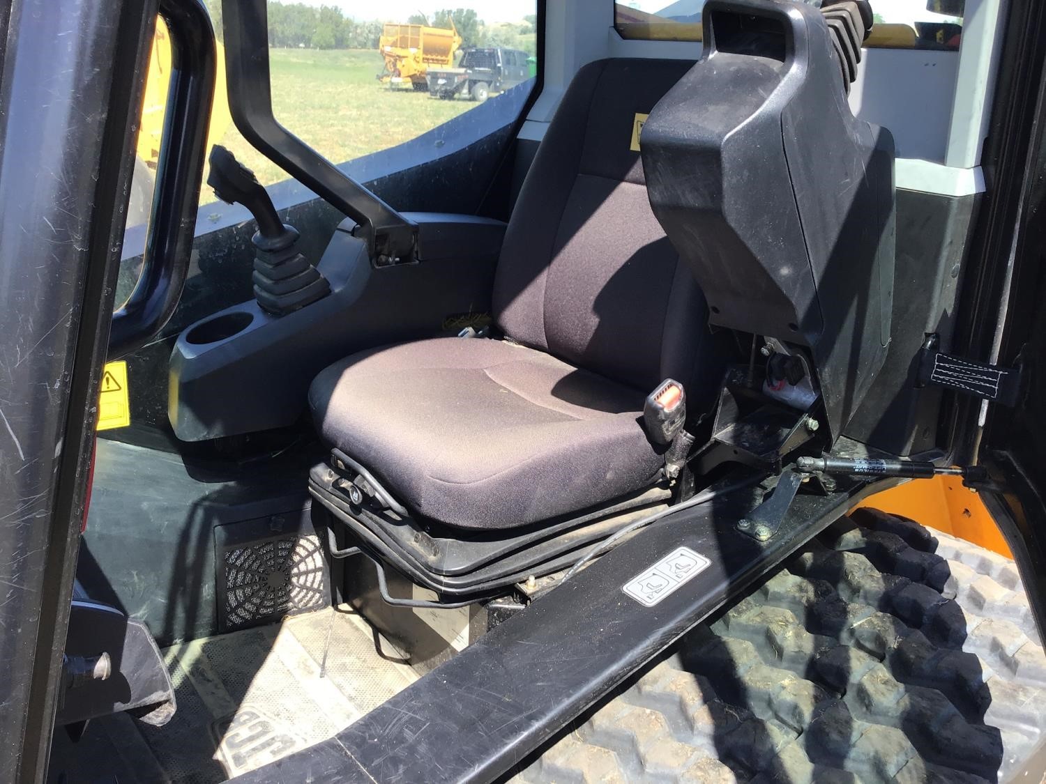 gallery 2015 JCB 260T Skid Steer Track Loader