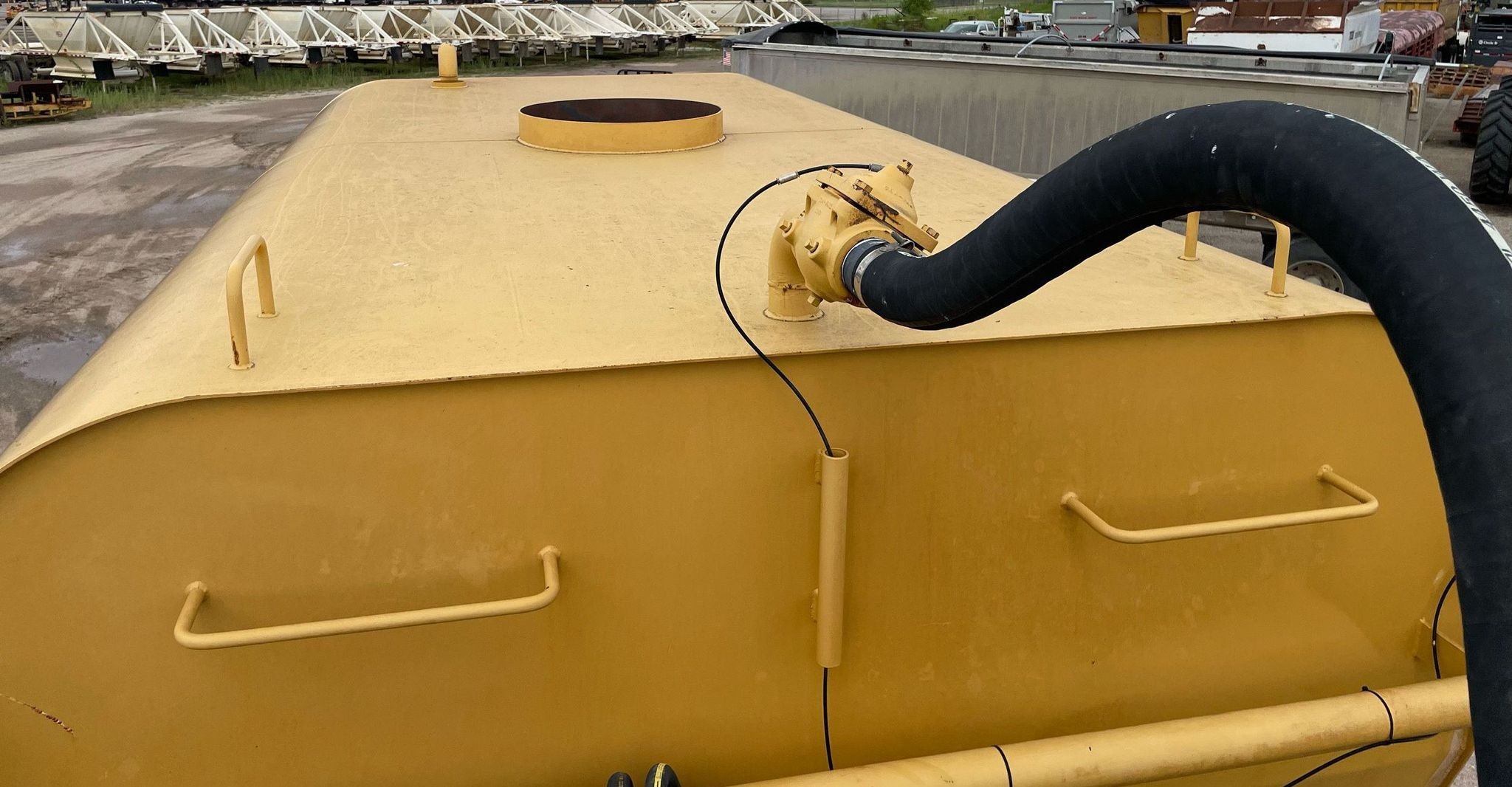 gallery 2000 Caterpillar D300E Series II water wagon