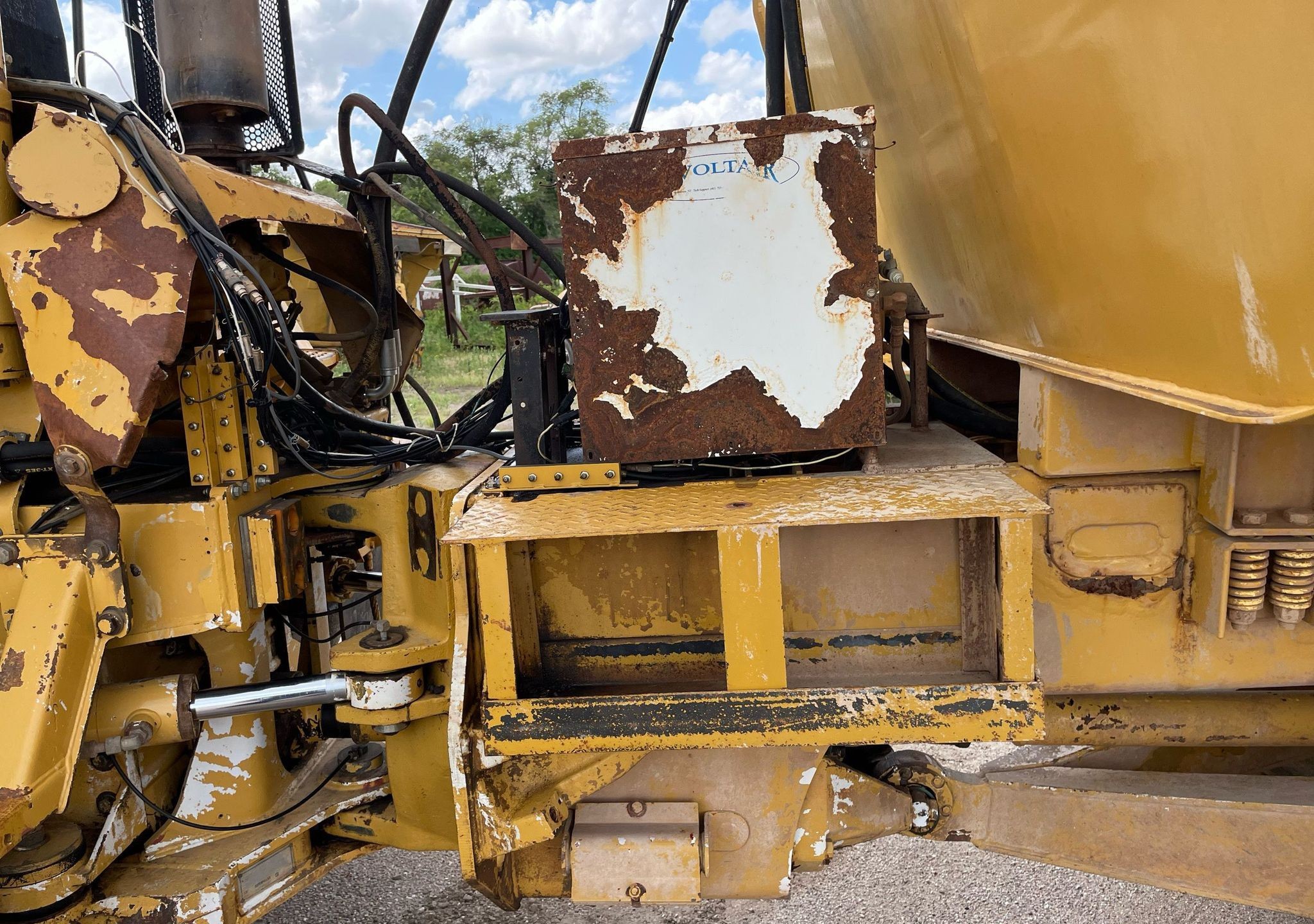gallery 2000 Caterpillar D300E Series II water wagon