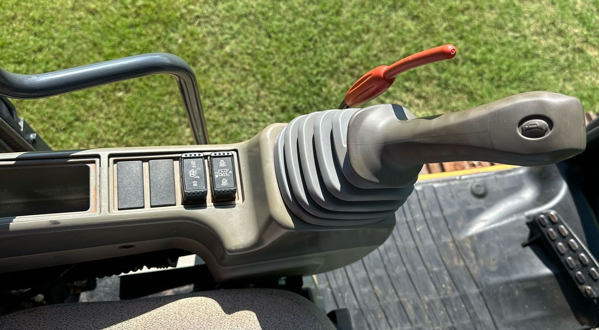 gallery 2014 John Deere 250G LC excavator