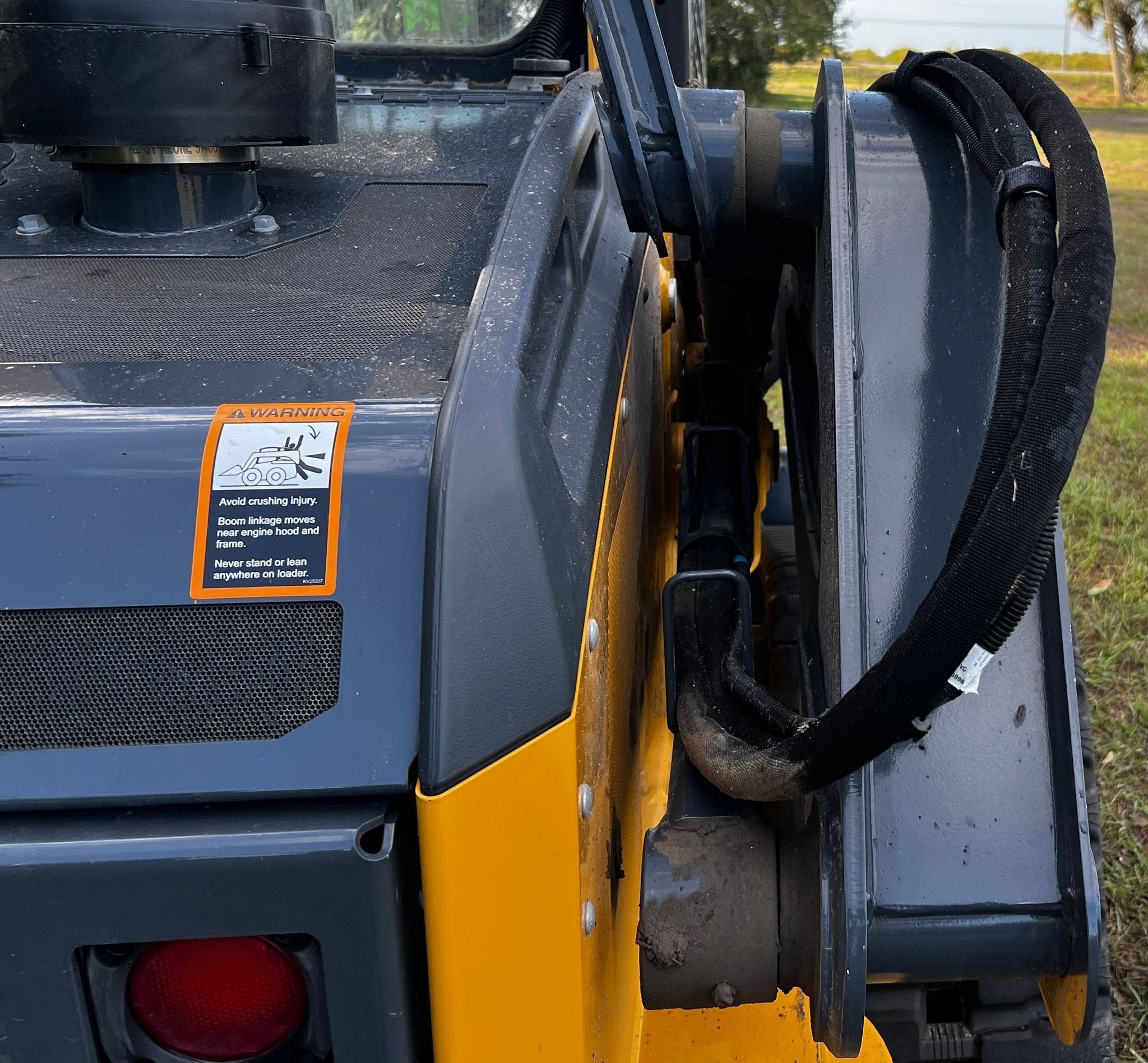 gallery 2022 John Deere 325G tracked skid steer