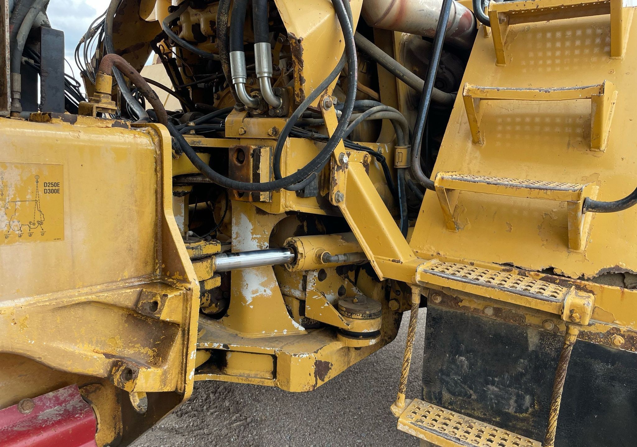 gallery 2000 Caterpillar D300E Series II water wagon