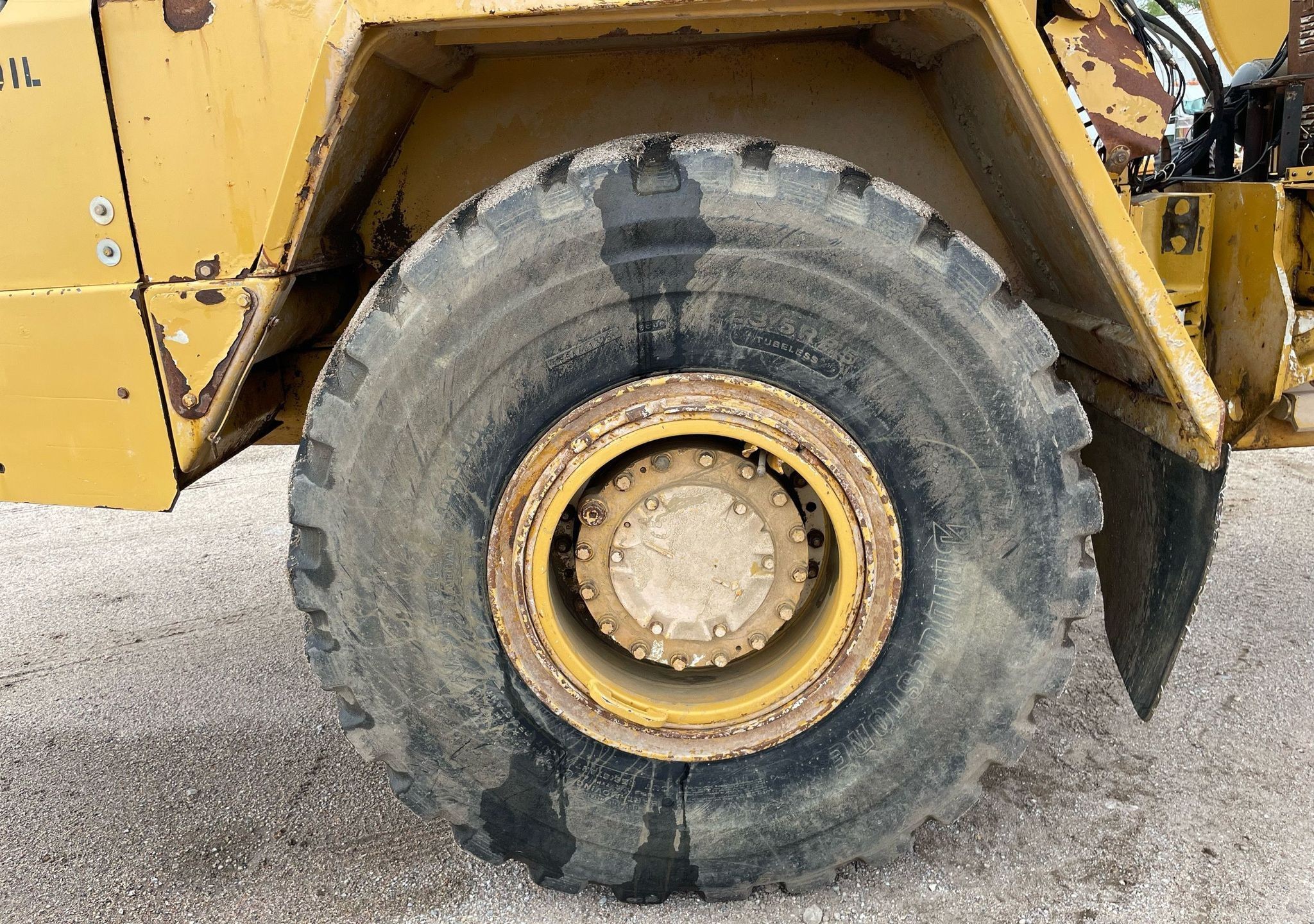 gallery 2000 Caterpillar D300E Series II water wagon