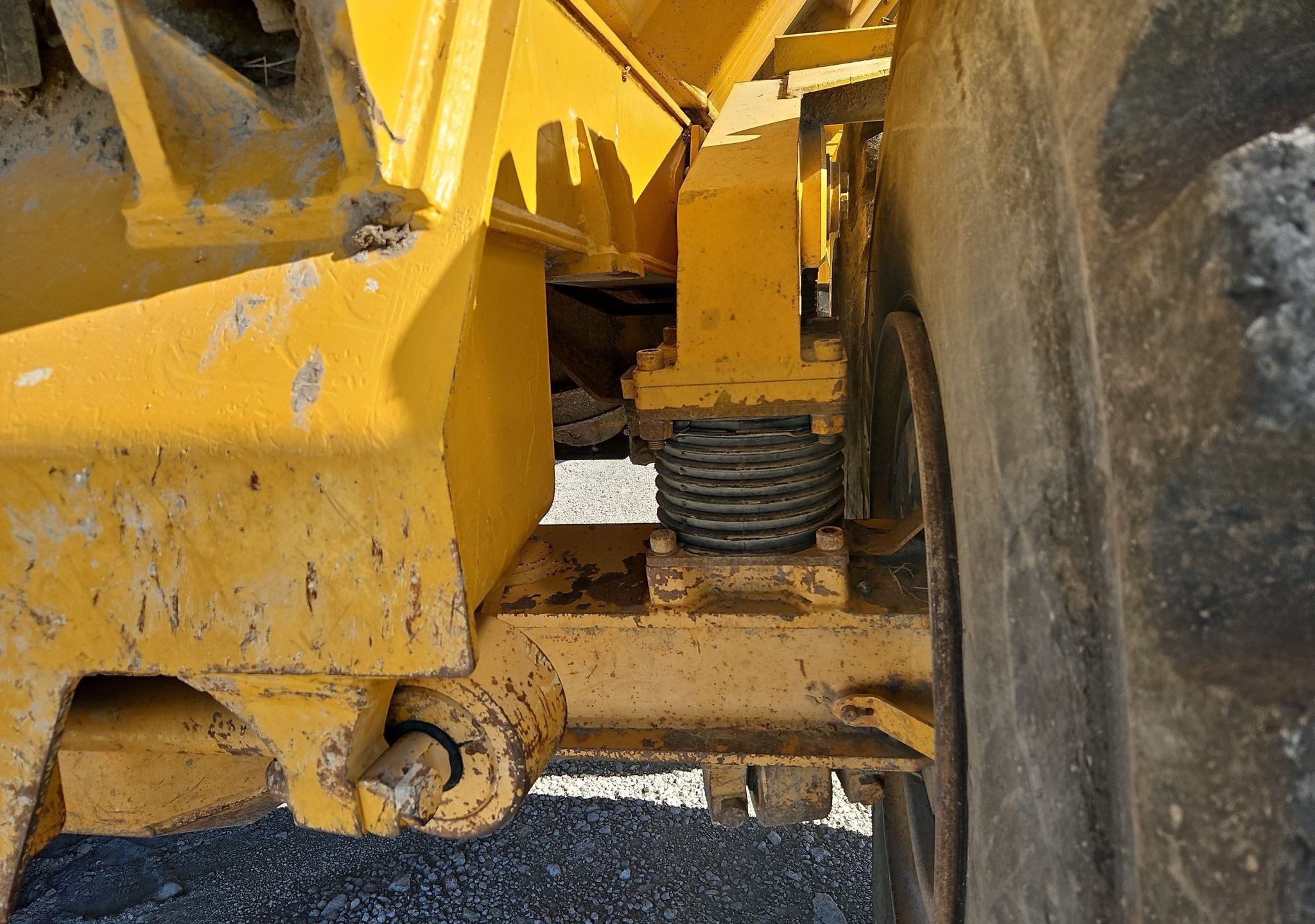 gallery 2000 John Deere 400C haul truck