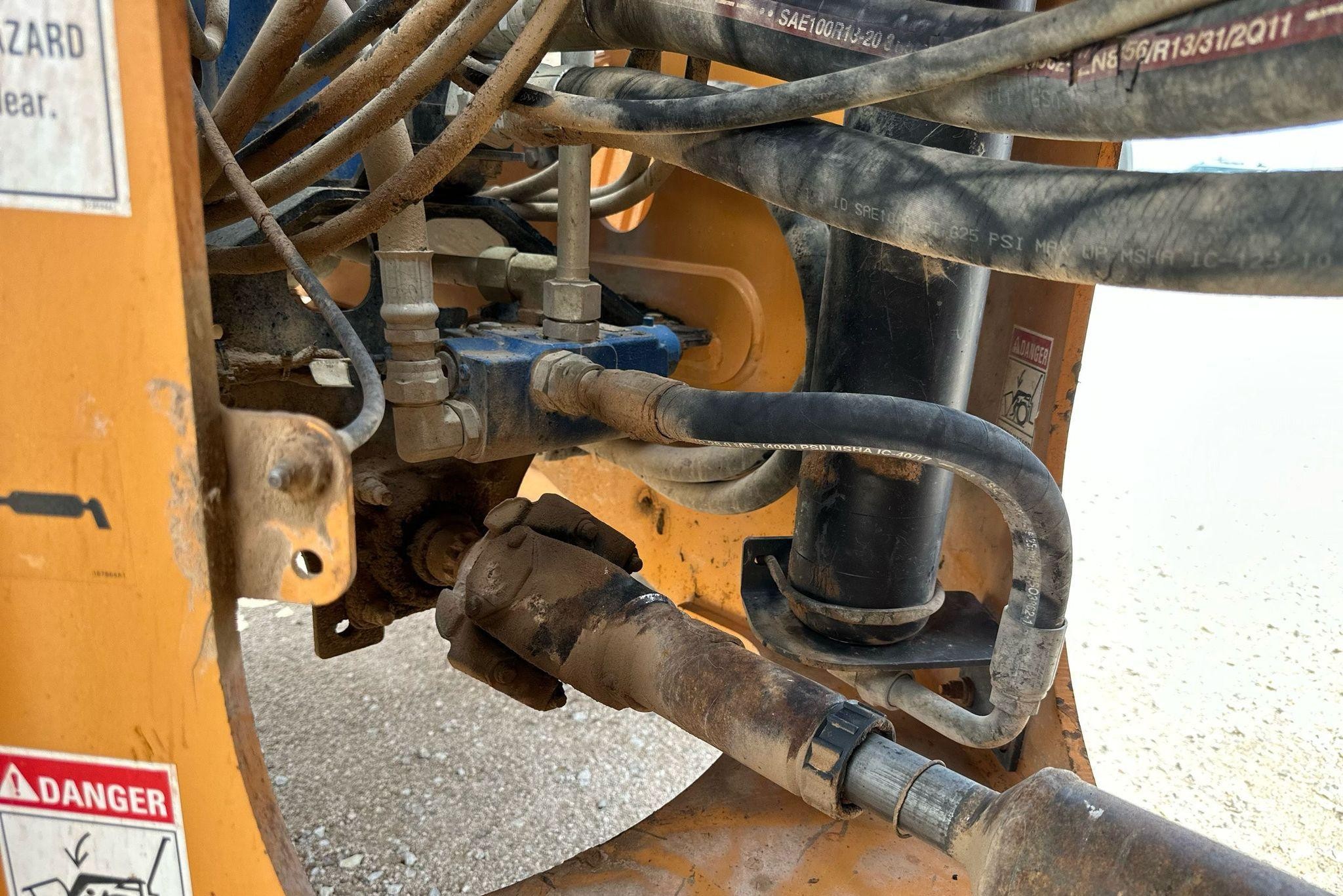 gallery 2011 Case 821F wheel loader