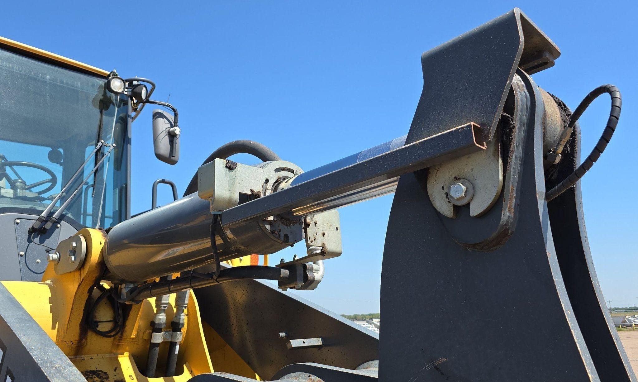 gallery 2014 John Deere 824K Wheel Loader