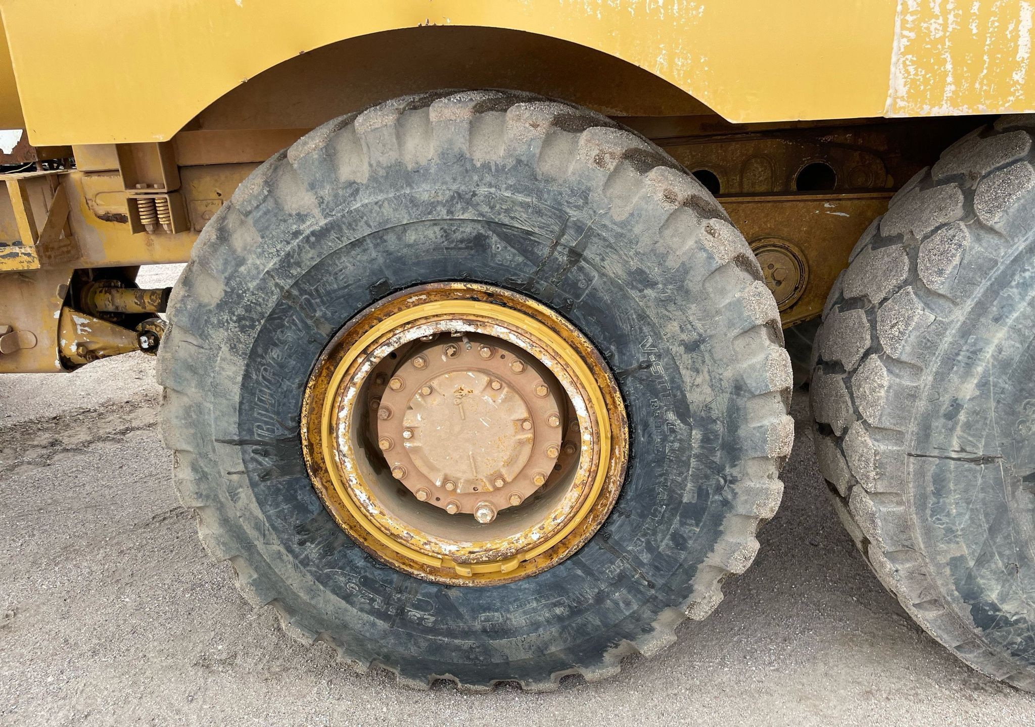 gallery 2000 Caterpillar D300E Series II water wagon