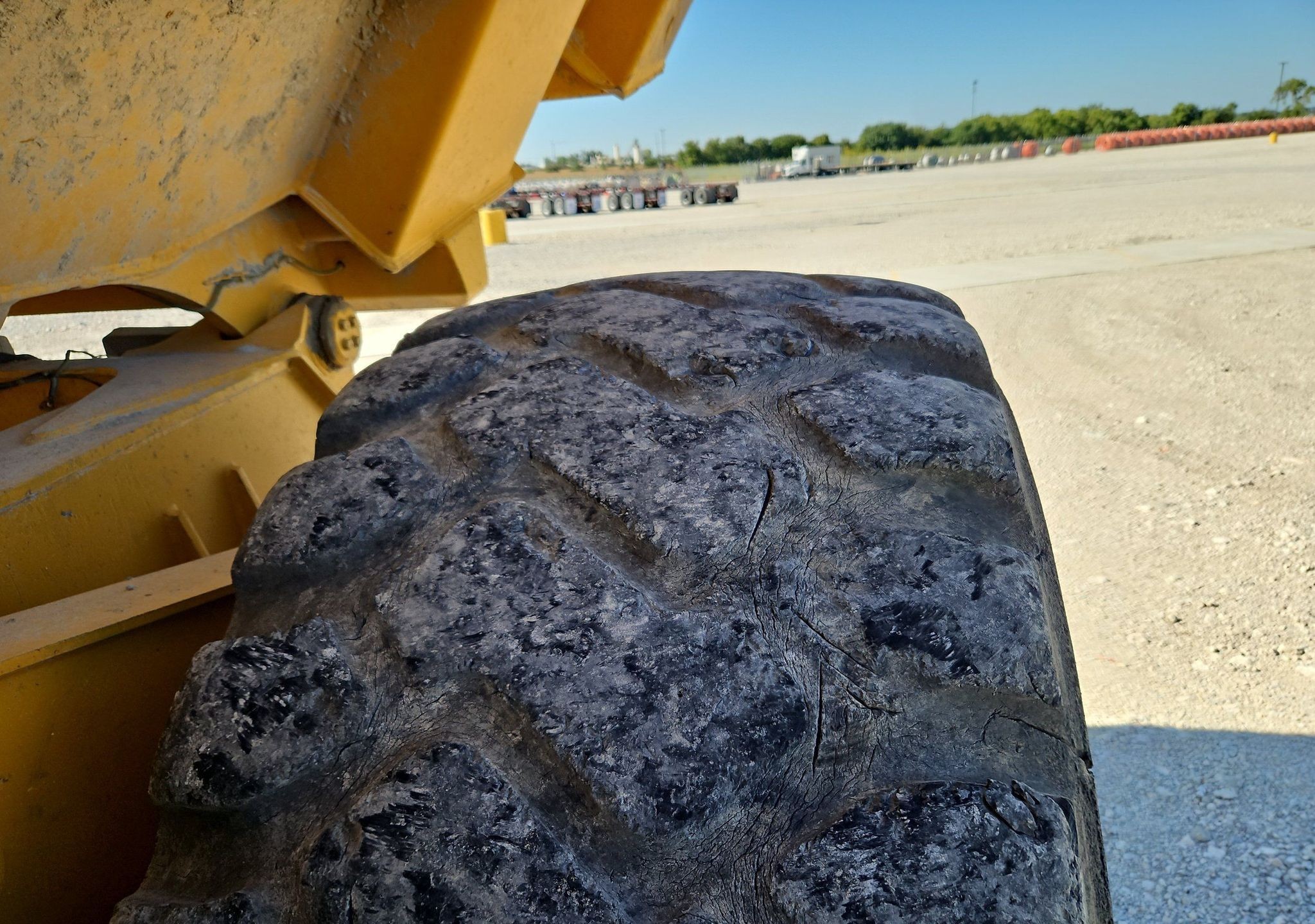 gallery 2000 John Deere 400C haul truck