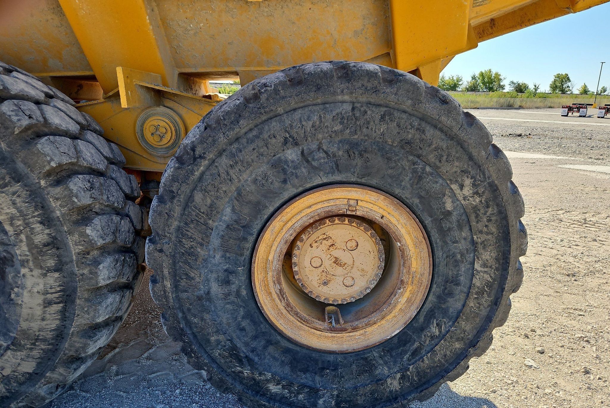 gallery 2000 John Deere 400C haul truck