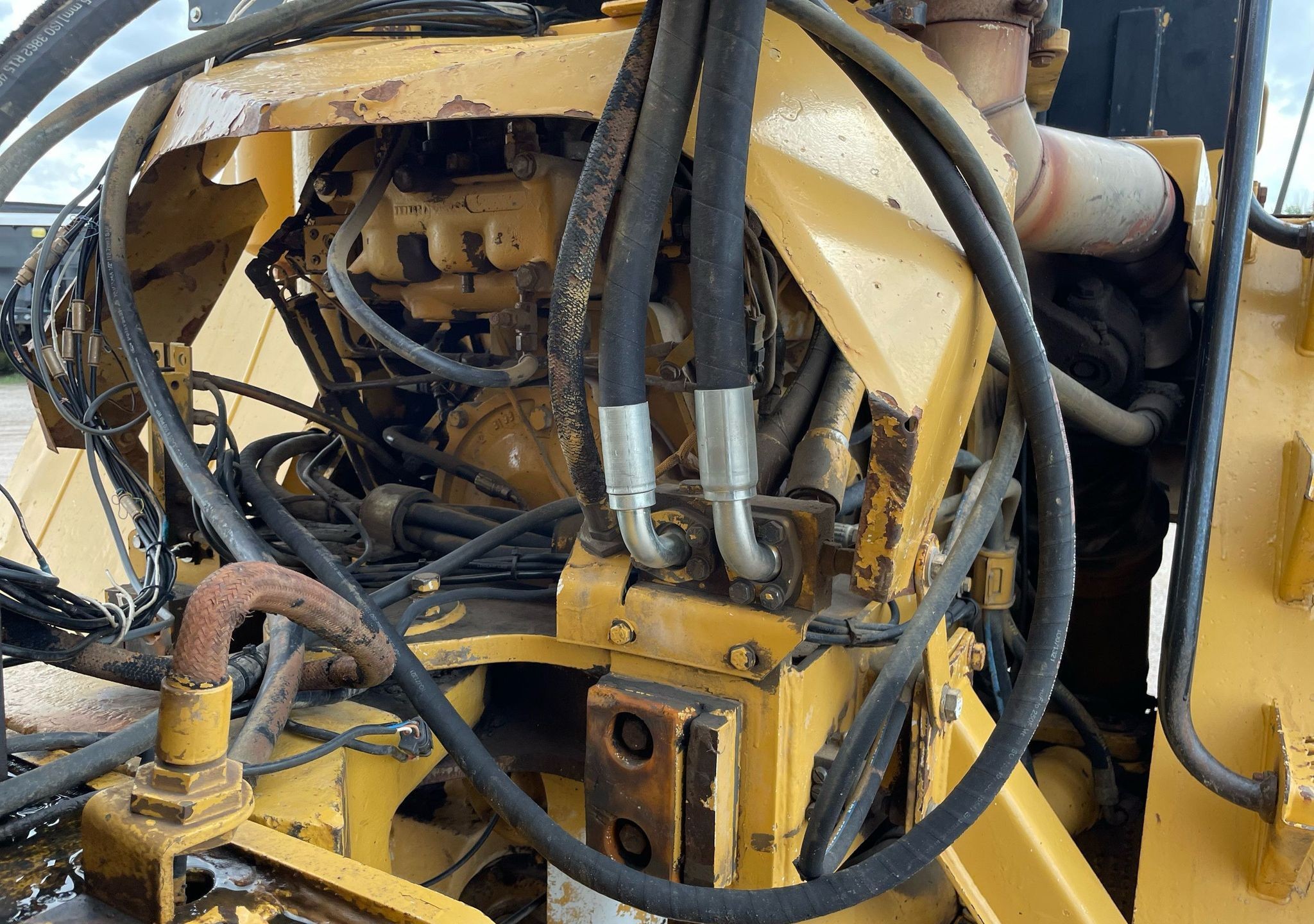 gallery 2000 Caterpillar D300E Series II water wagon