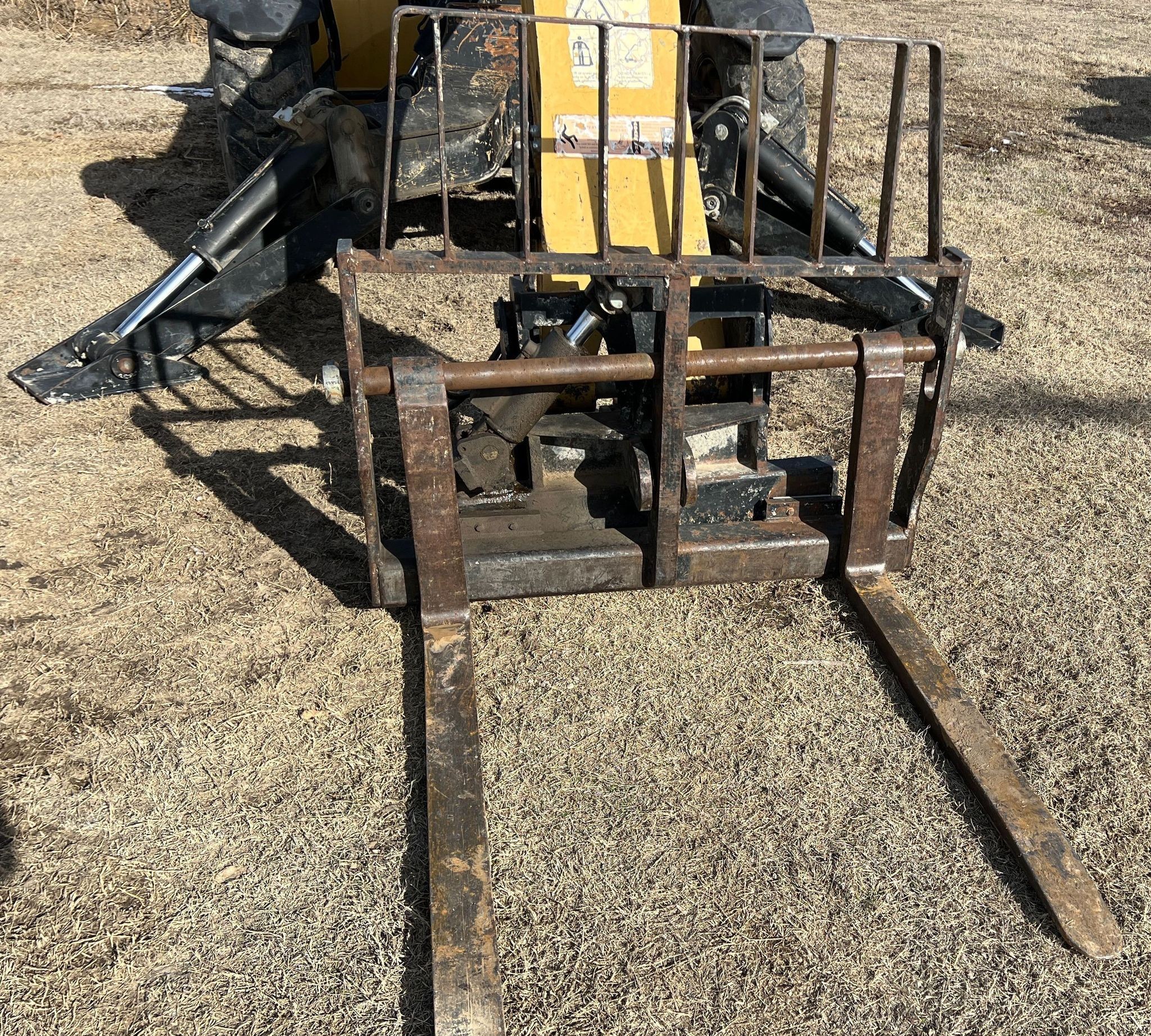 gallery 2010 Caterpillar TL943 telehandler