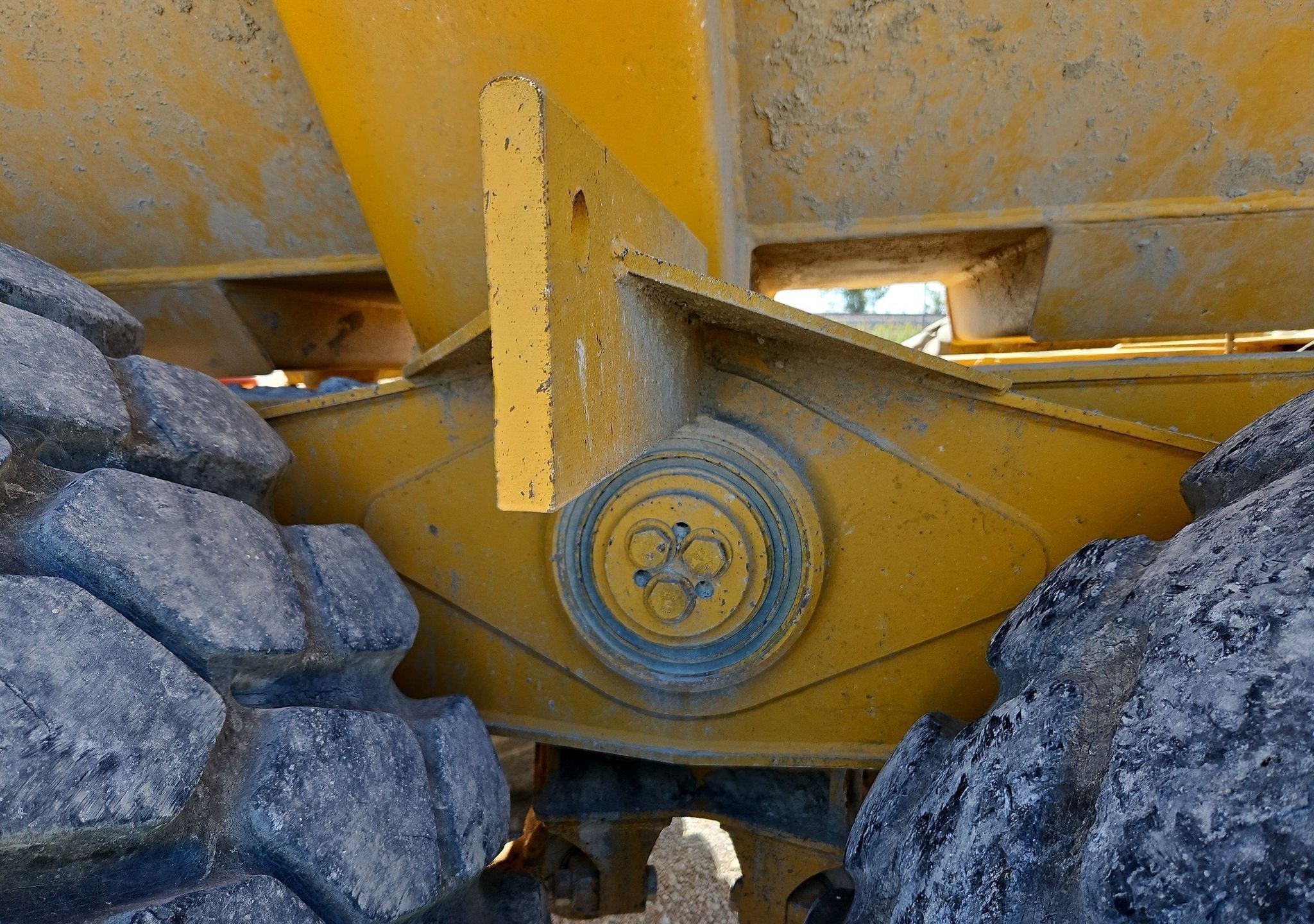 gallery 2000 John Deere 400C haul truck