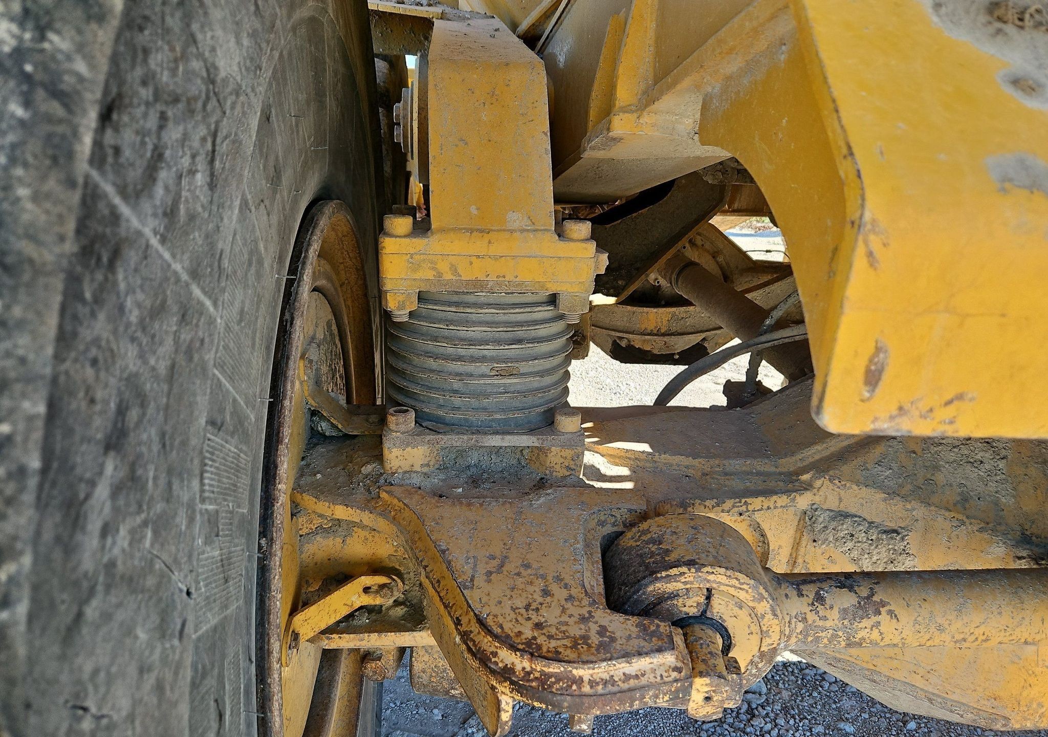 gallery 2000 John Deere 400C haul truck