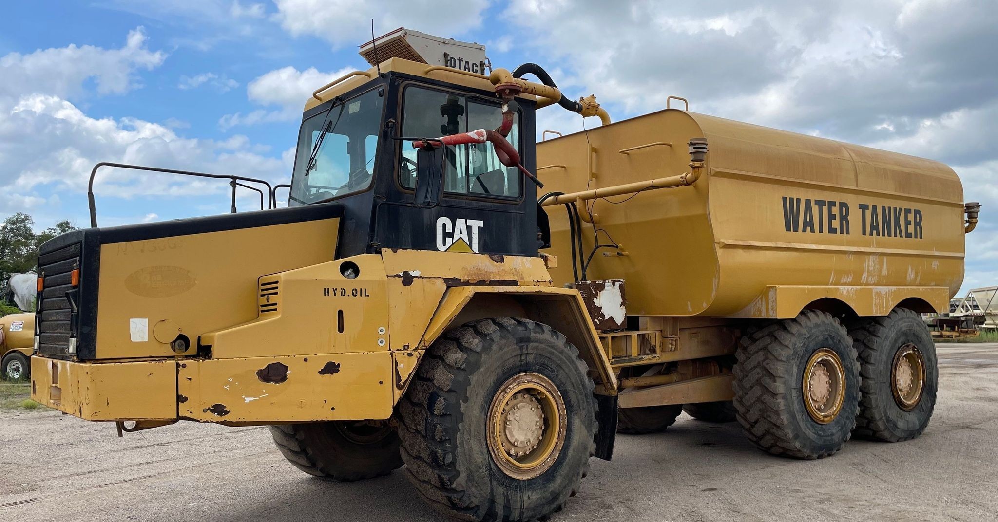 gallery 2000 Caterpillar D300E Series II water wagon