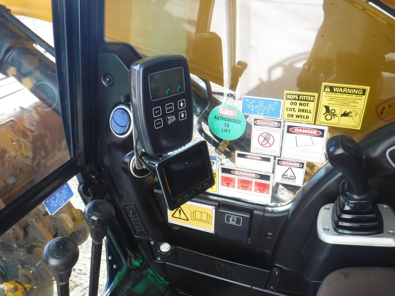 gallery 2013 JCB JS220LC EXCAVATOR