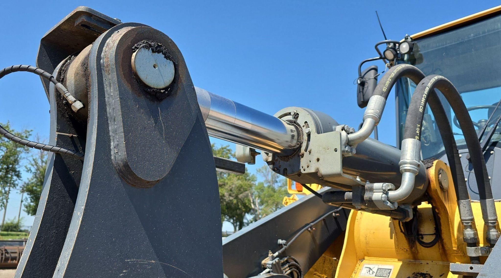 gallery 2014 John Deere 824K Wheel Loader