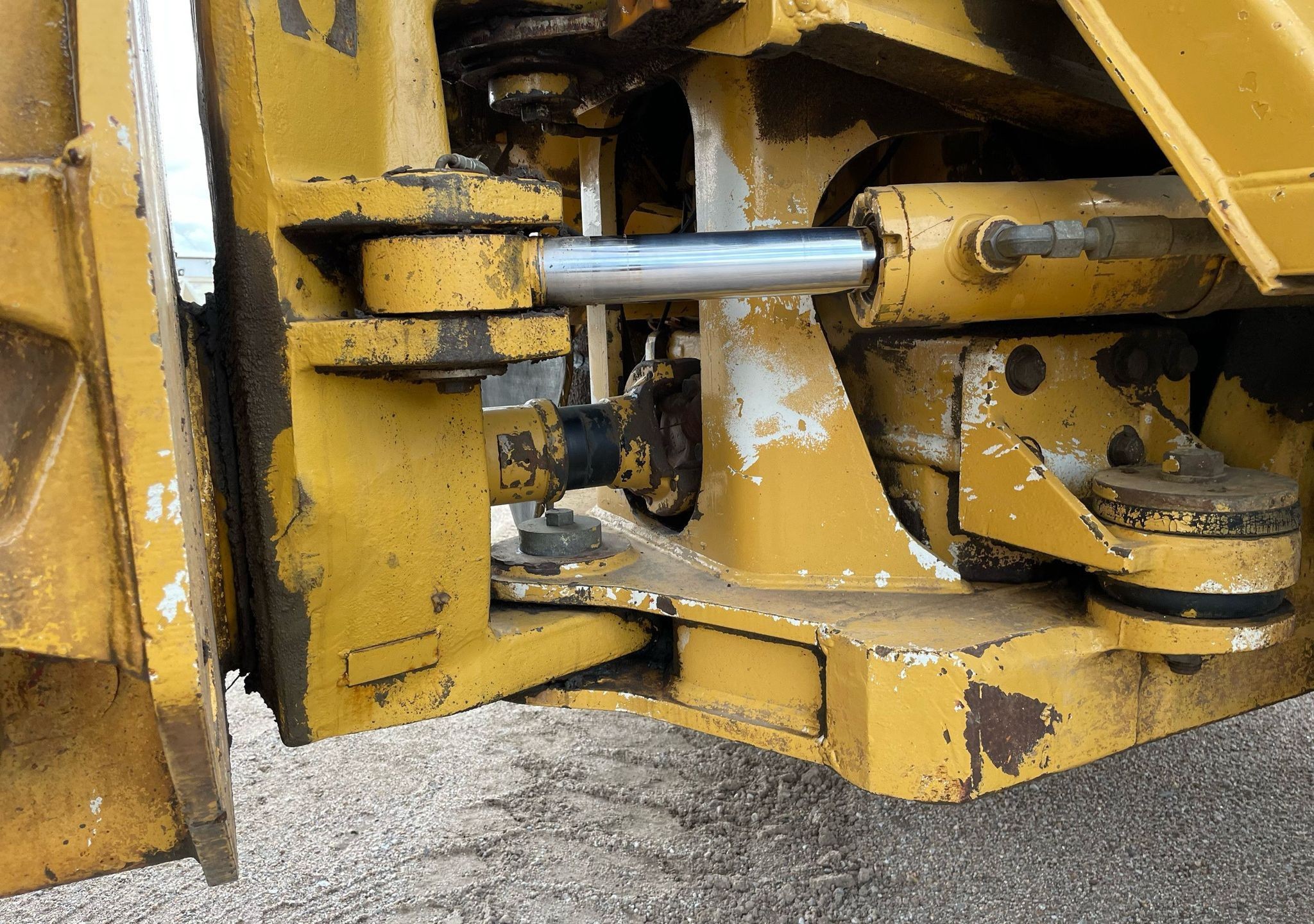 gallery 2000 Caterpillar D300E Series II water wagon