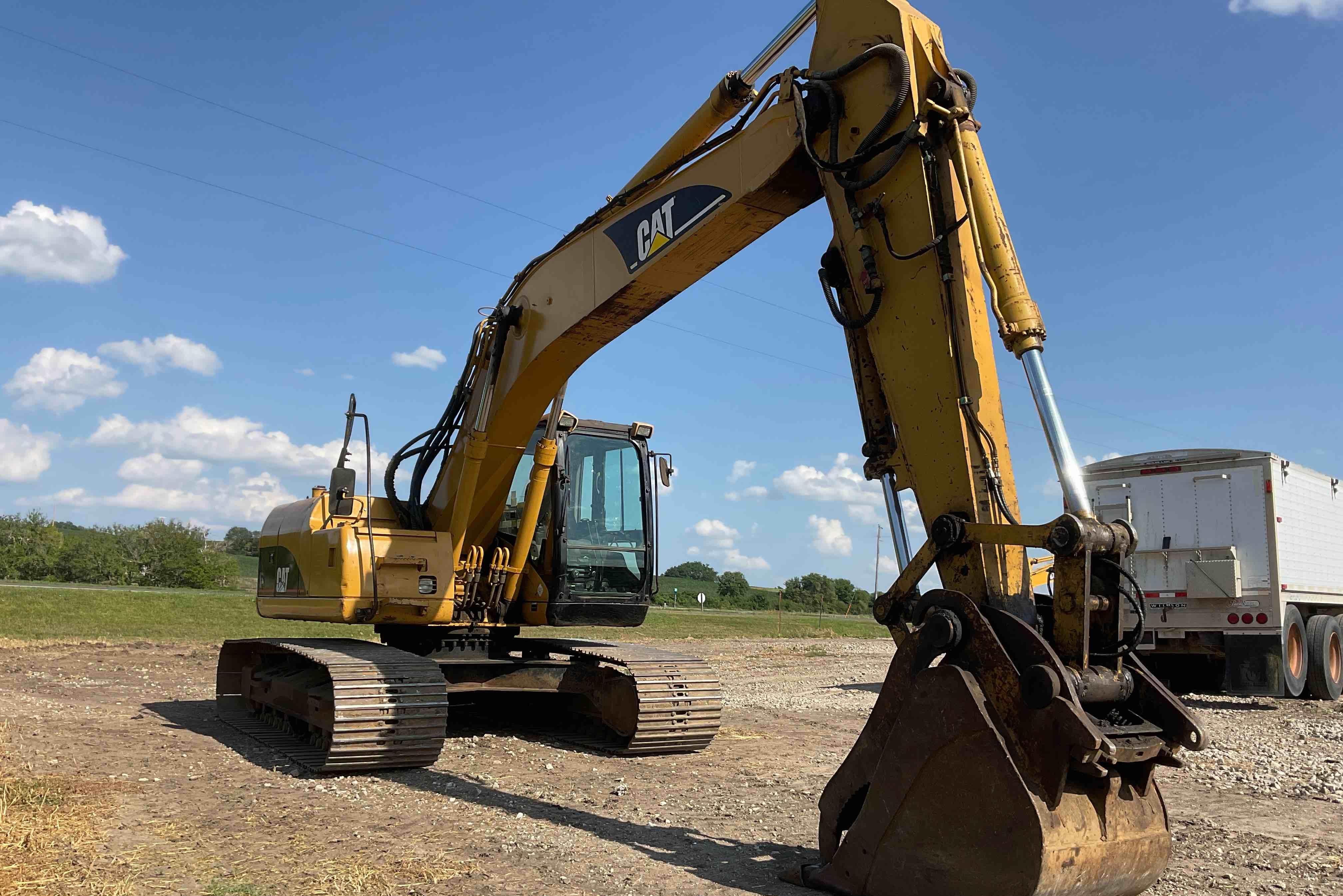 gallery 2004 Caterpillar 320CLU Excavator