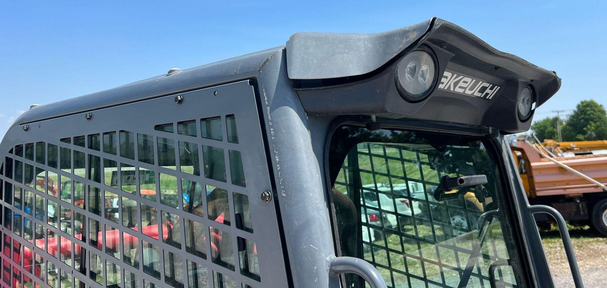 gallery 2016 Takeuchi TL12V2 tracked skid steer loader