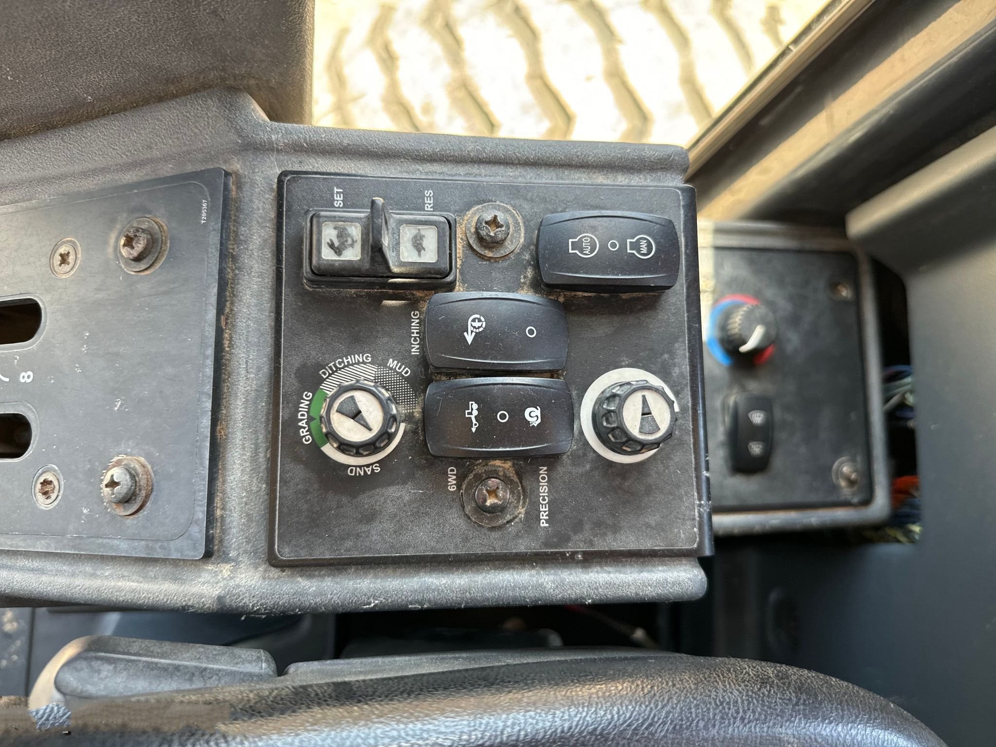 gallery 2011 John Deere 772G motor grader