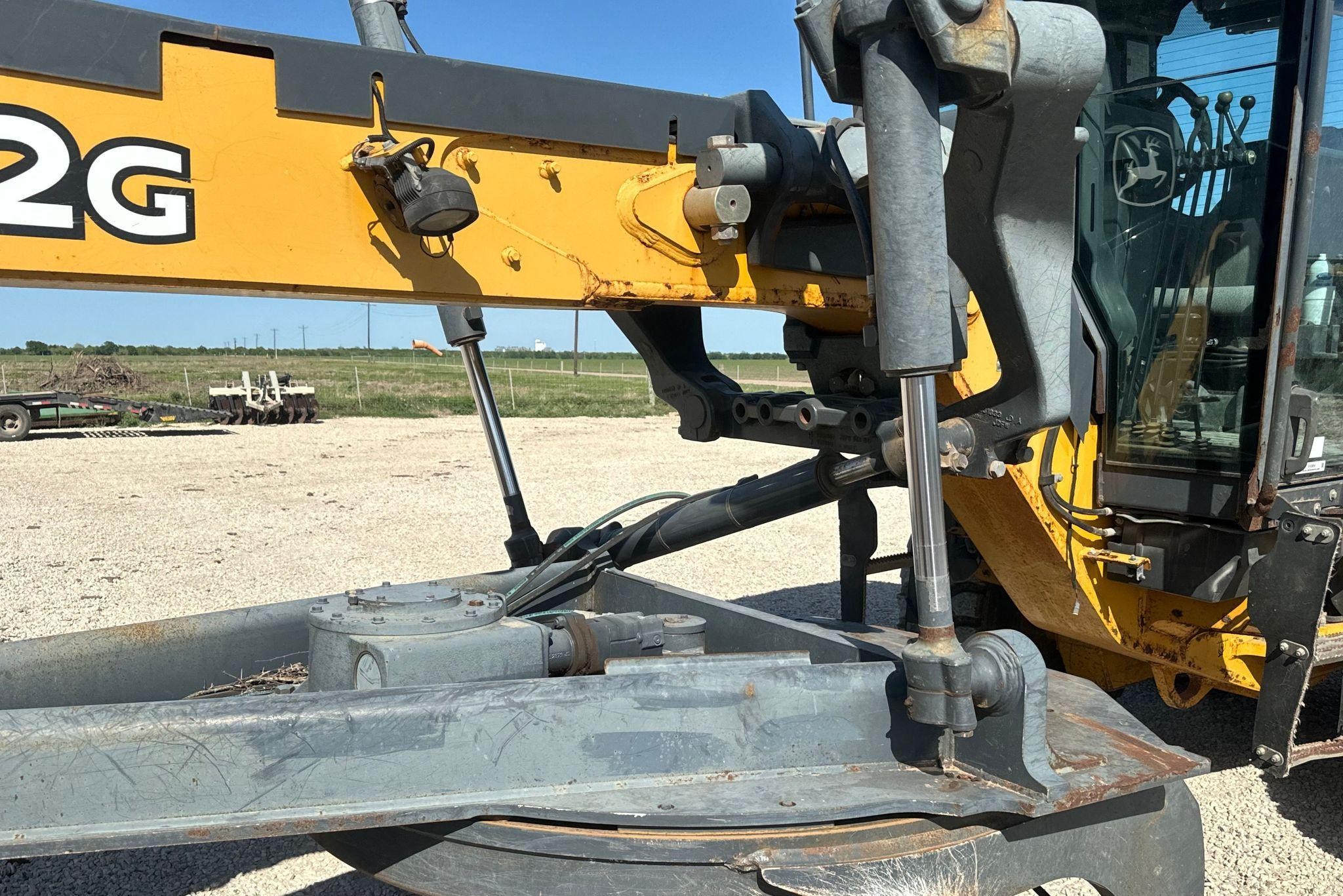 gallery 2013 John Deere 772G motor grader