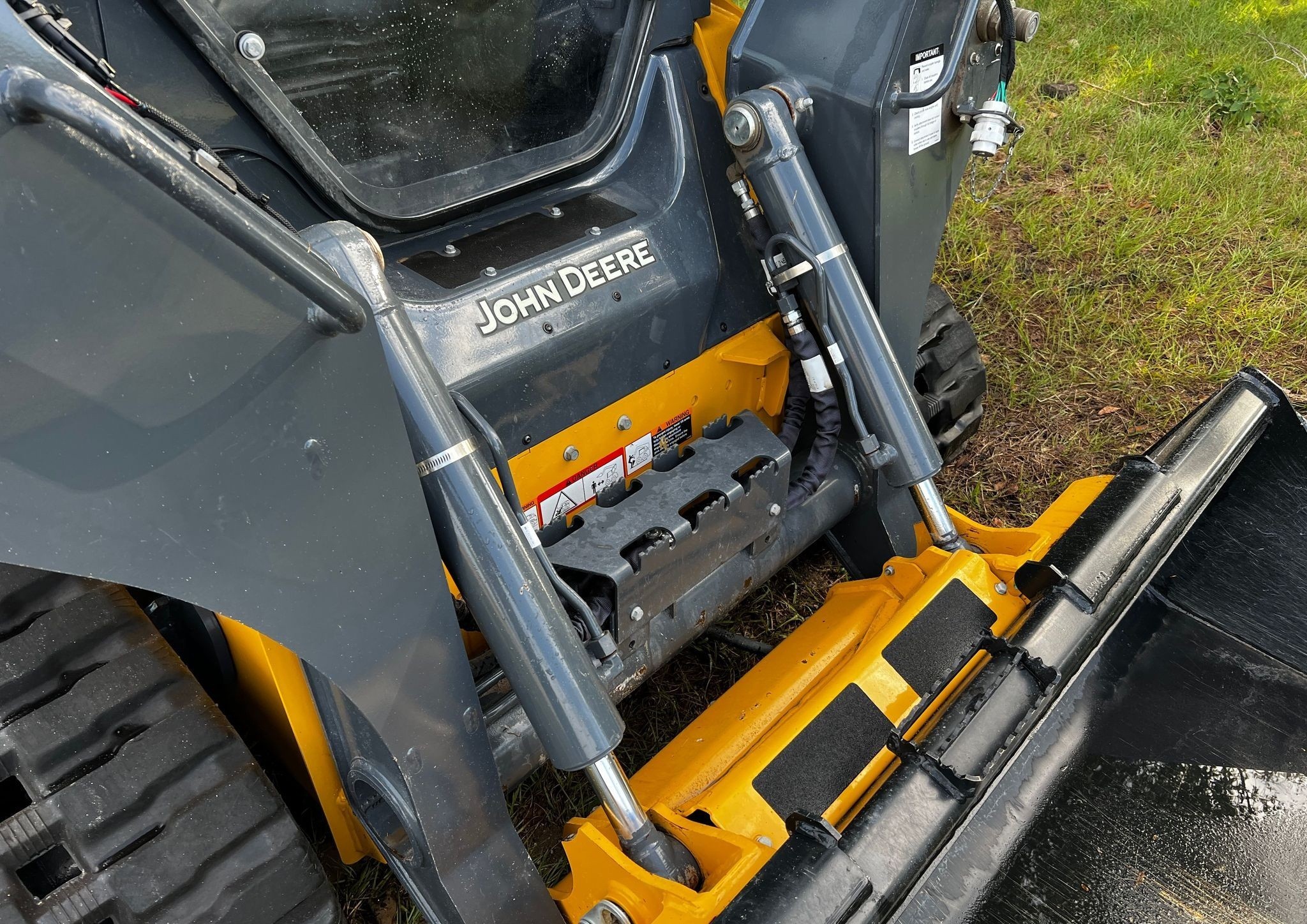 gallery 2022 John Deere 325G tracked skid steer