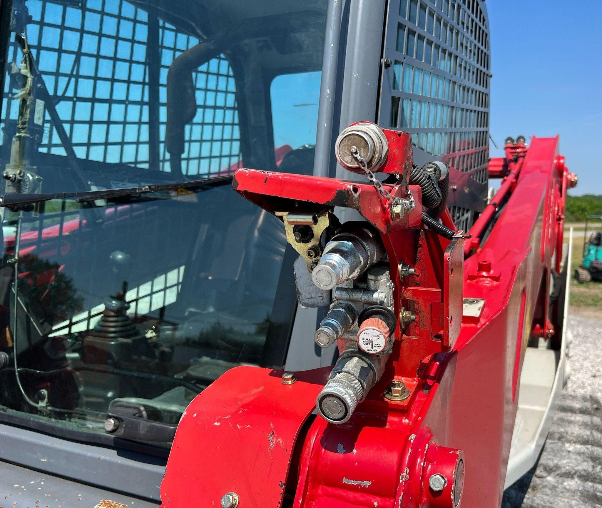 gallery 2016 Takeuchi TL12V2 tracked skid steer loader
