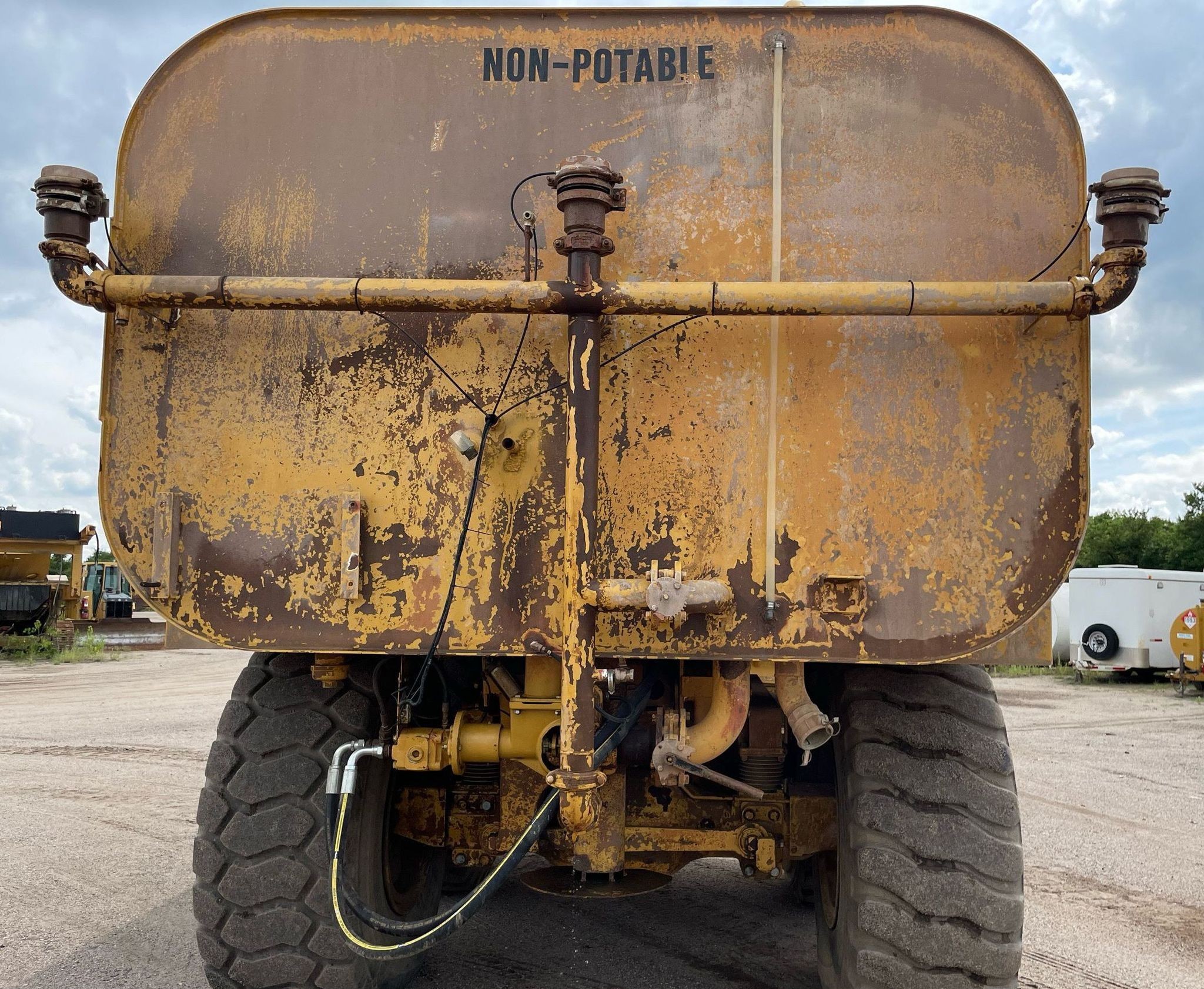 gallery 2000 Caterpillar D300E Series II water wagon