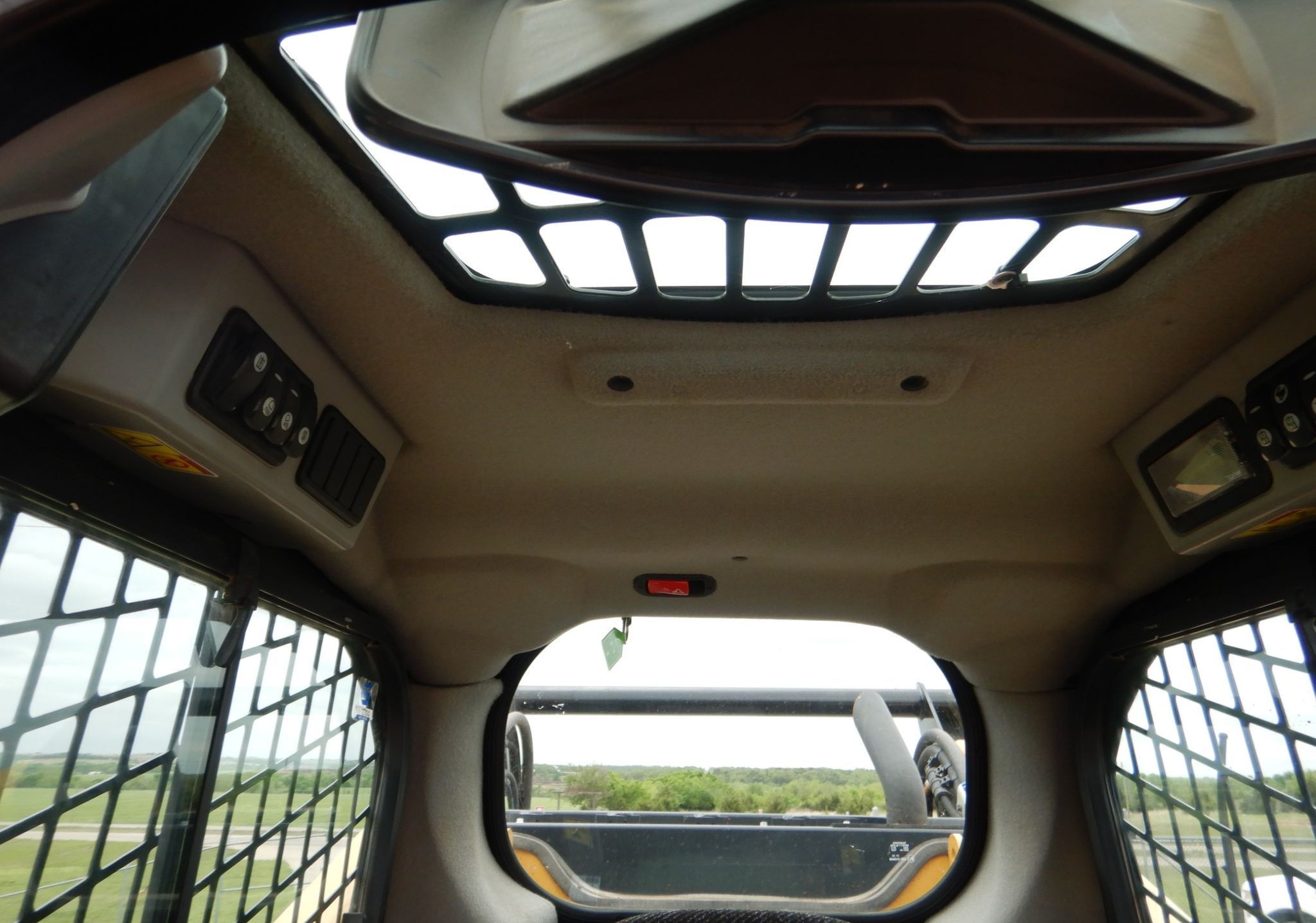 gallery 2018 Caterpillar 299D2 skid steer