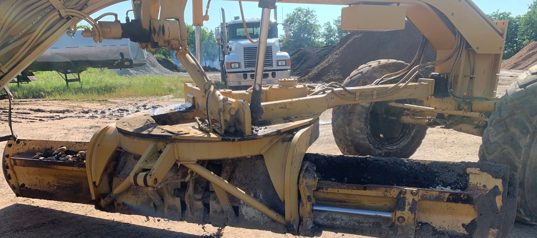 gallery 2001 Caterpillar 140H motor grader