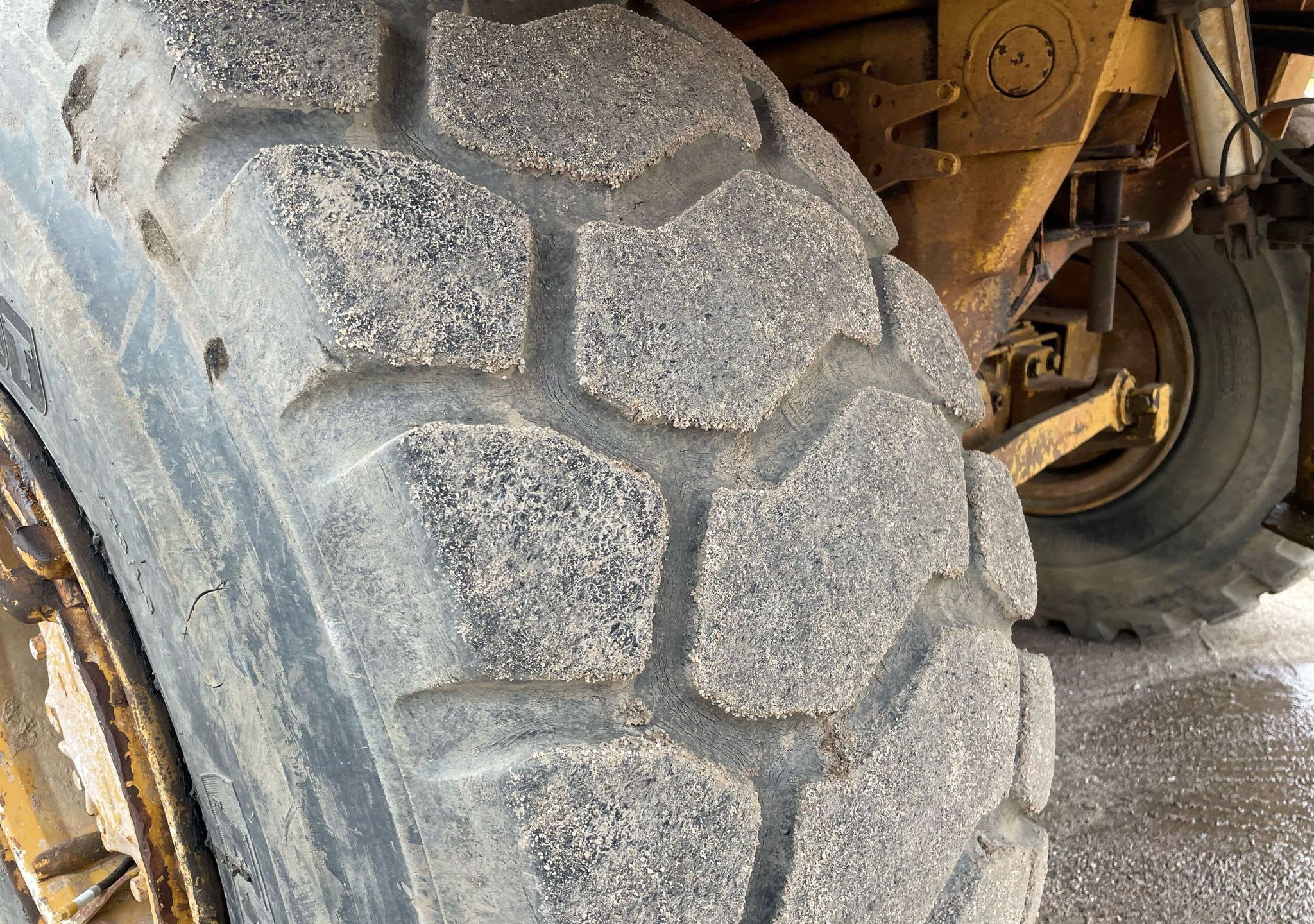 gallery 2000 Caterpillar D300E Series II water wagon