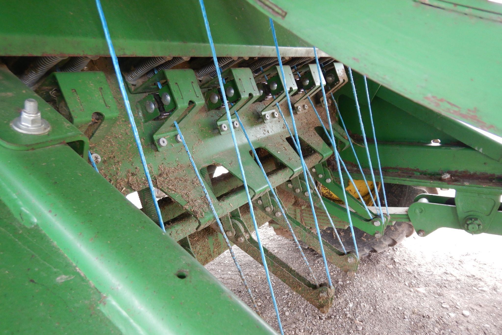 gallery 2016 John Deere L340 square baler