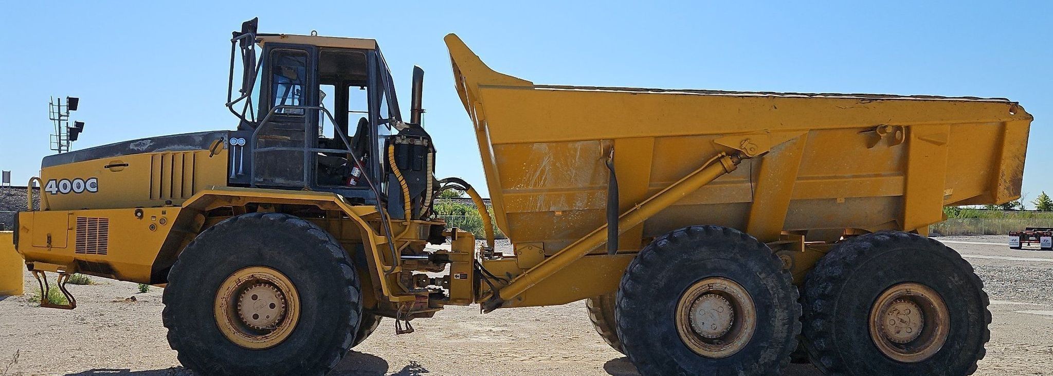 gallery 2000 John Deere 400C haul truck