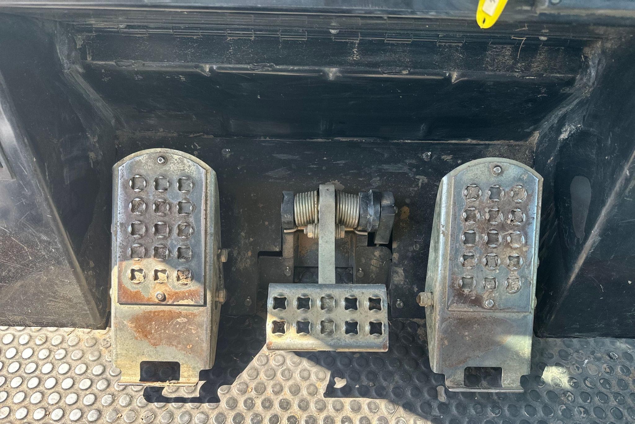 gallery 2002 Caterpillar 953C track loader