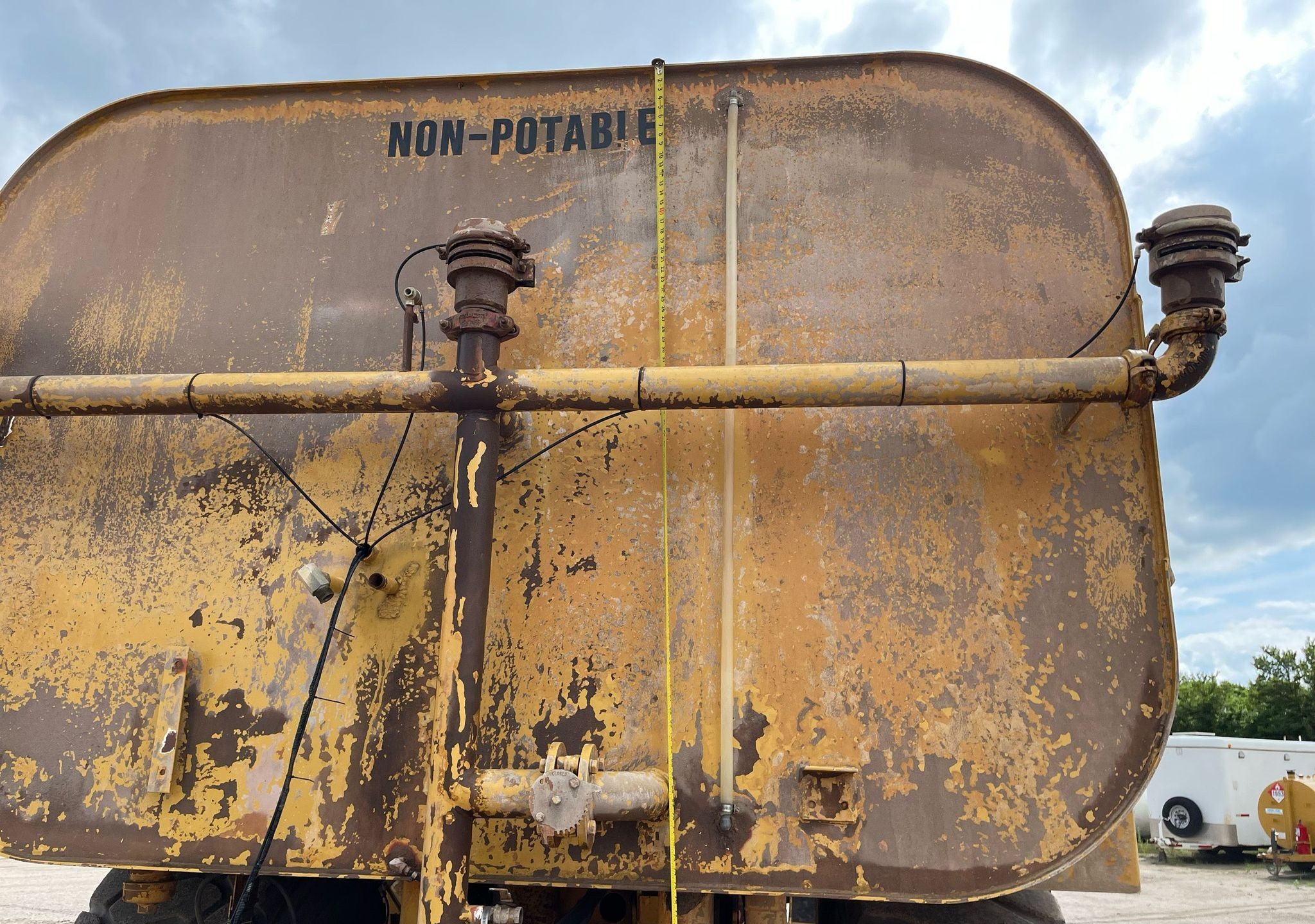 gallery 2000 Caterpillar D300E Series II water wagon