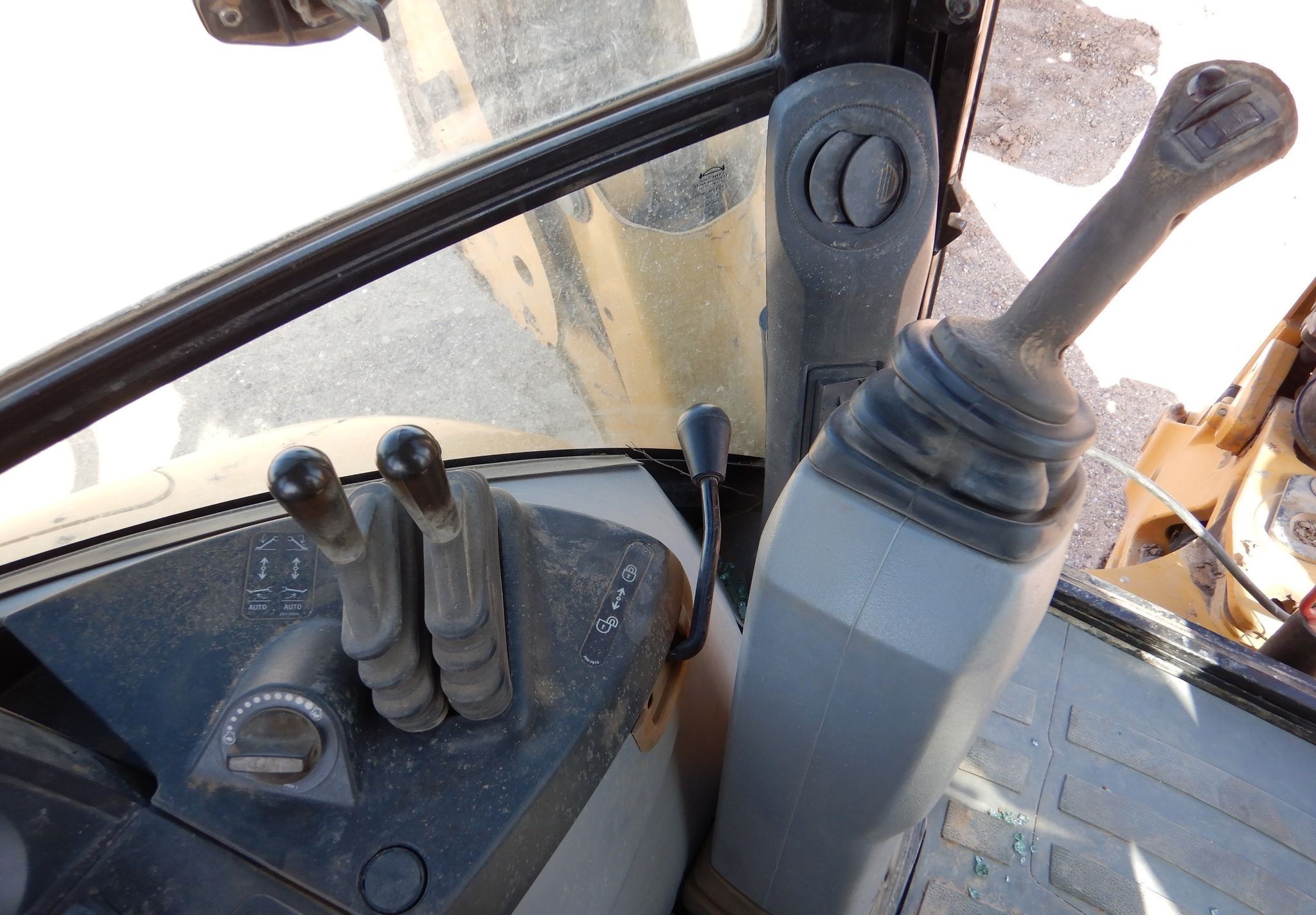 gallery 2013 Caterpillar 420F backhoe