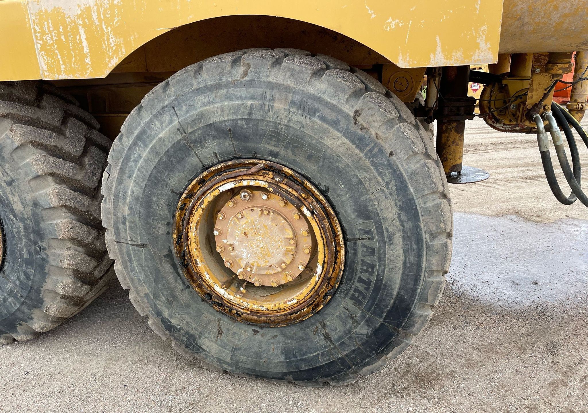 gallery 2000 Caterpillar D300E Series II water wagon