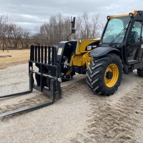2019 Caterpillar TH408D 4x4x4 Ag Handler