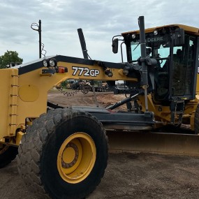 2013 John Deere 772GP motor grader