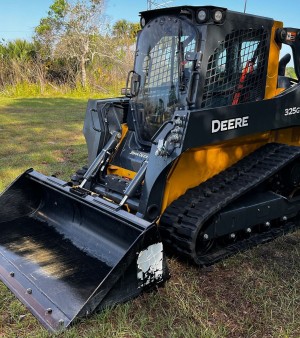 2022 John Deere 325G tracked skid steer