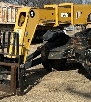 2010 Caterpillar TL943 telehandler
