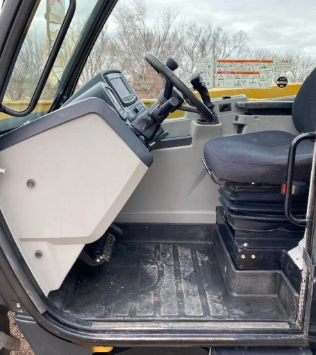 2019 Caterpillar TH408D 4x4x4 Ag Handler