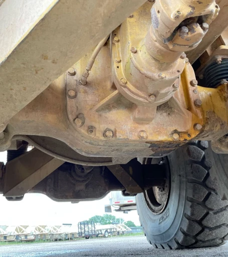 2000 Caterpillar D300E Series II water wagon
