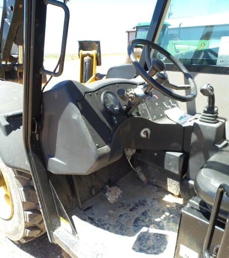 2013 Caterpillar TL943C telehandler