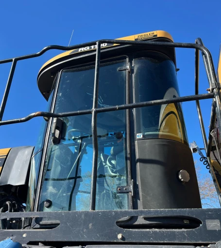 2013 Rogator RG1100 applicator