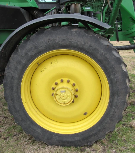 2014 John Deere R4038 self-propelled sprayer