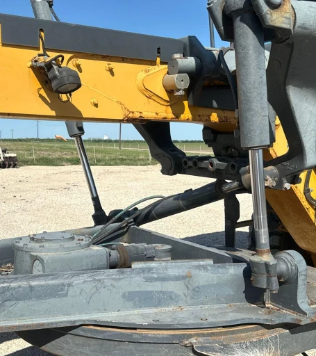 2013 John Deere 772G motor grader